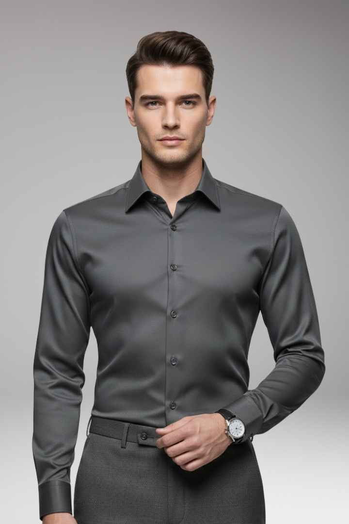 Men’s Shirt with Pointed Collar and Button Closure
