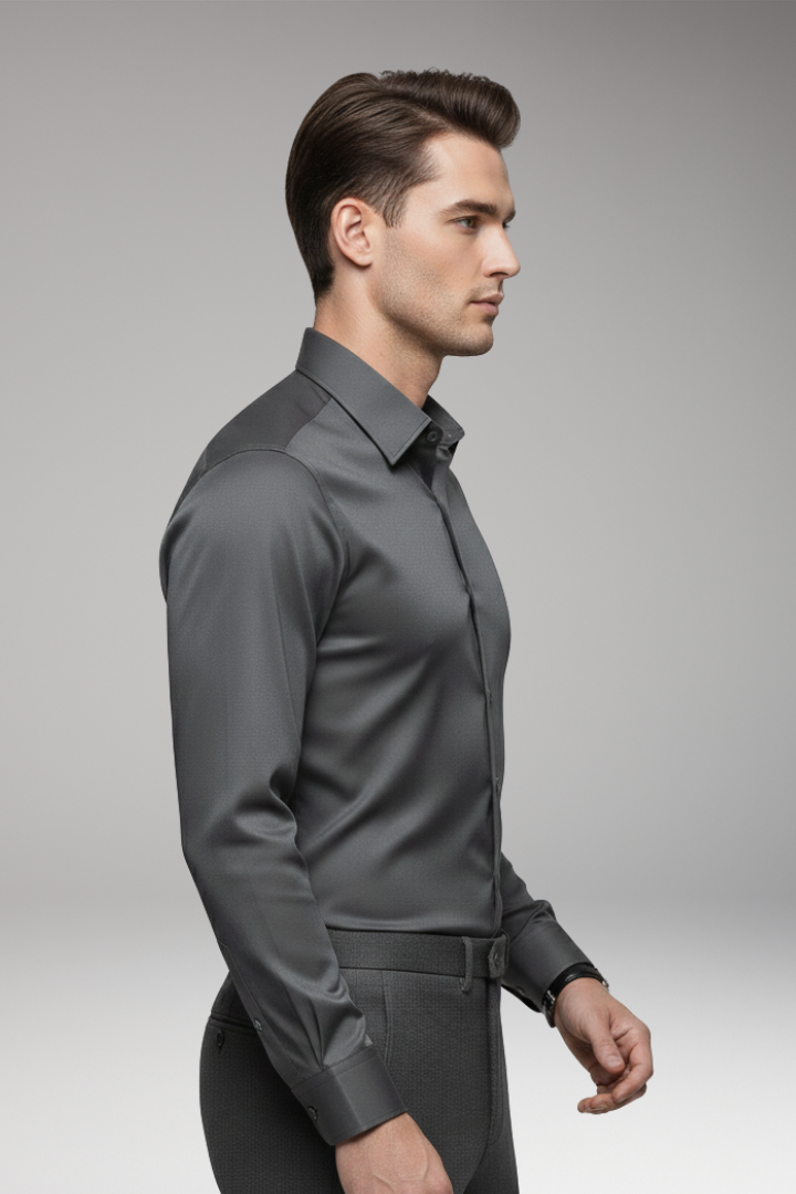 Men’s Shirt with Pointed Collar and Button Closure
