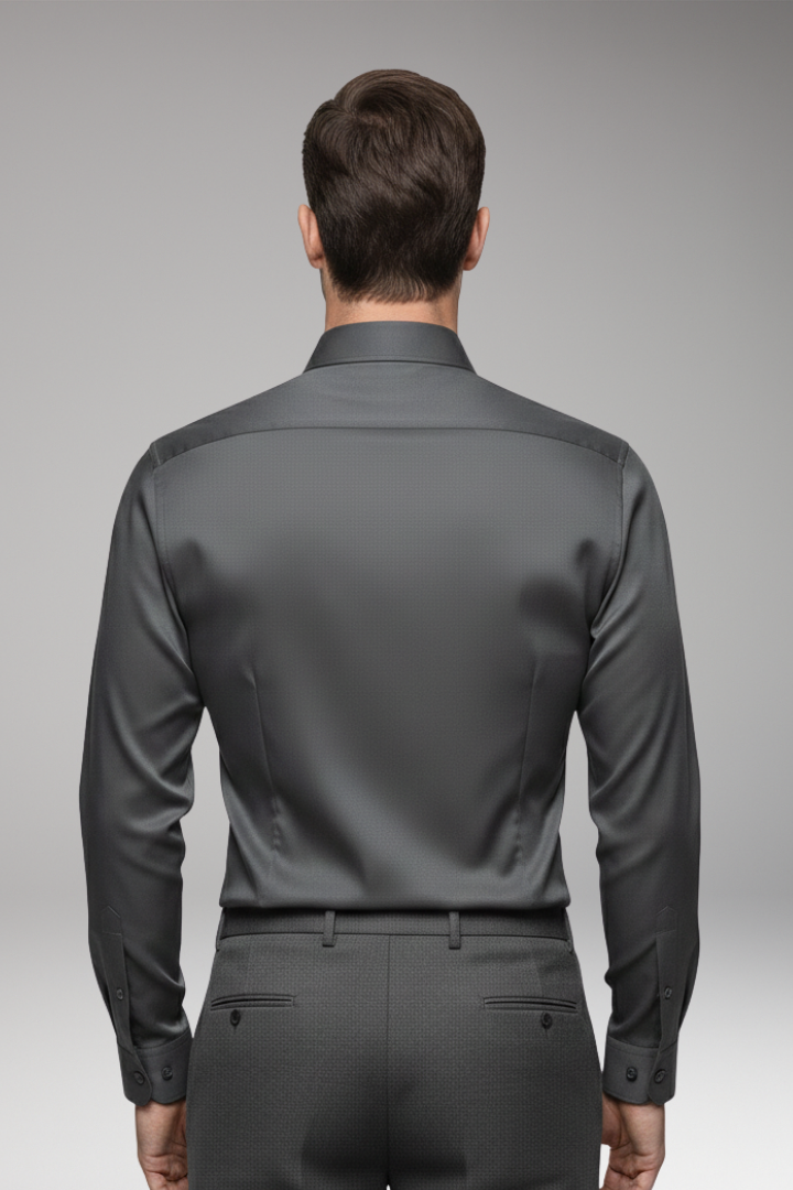 Men’s Shirt with Pointed Collar and Button Closure