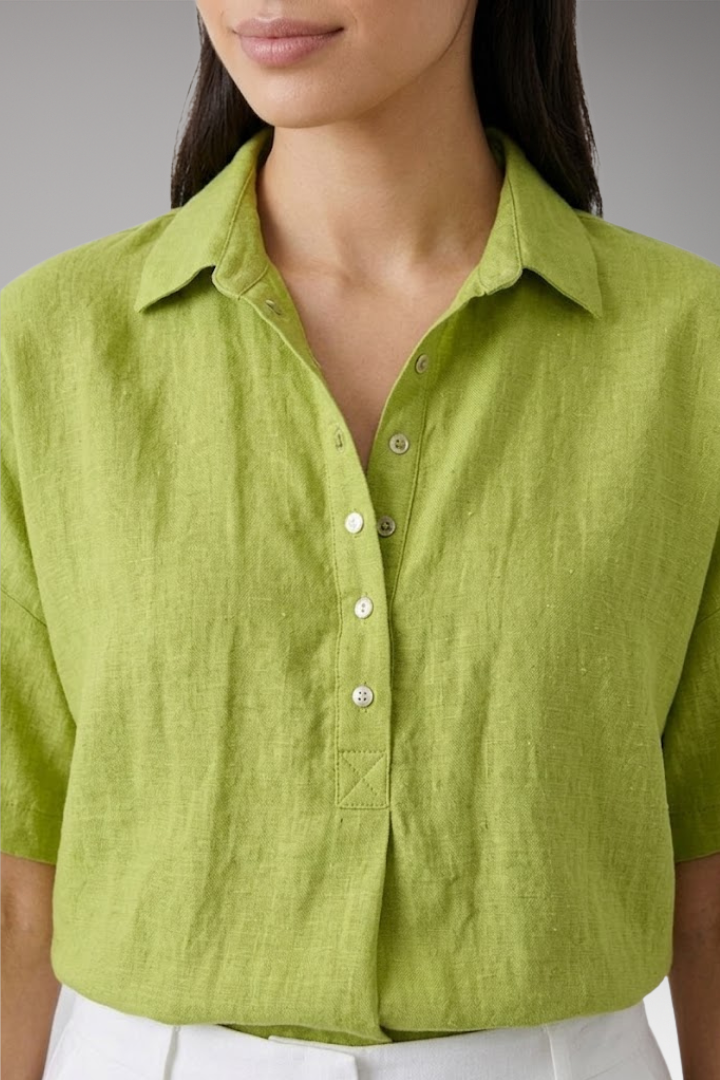Women's Blouse with Collar and Button Placket for Comfortable Everyday Wear