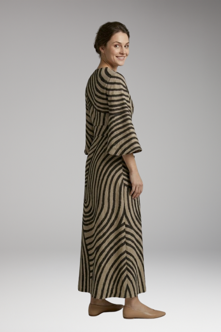 Women's Elegant Maxi Dress with Round Neck and Flattering Fit